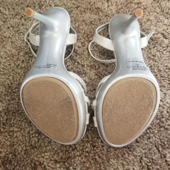 Heels - Picture 3 of 3